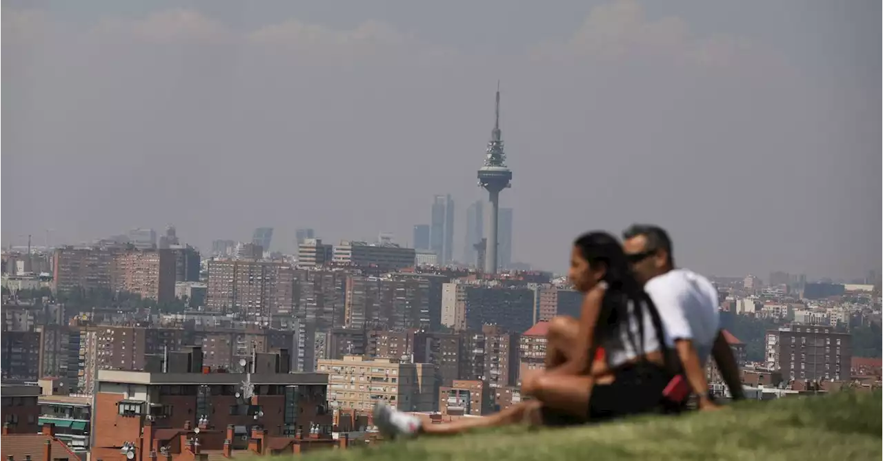 Portuguese wildfire envelops Madrid skyscrapers in smoke 400 km away