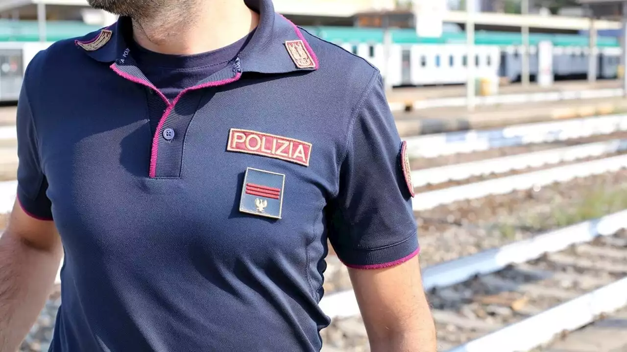 La madre ed i fratelli scendono in stazione, minorenne resta sul treno