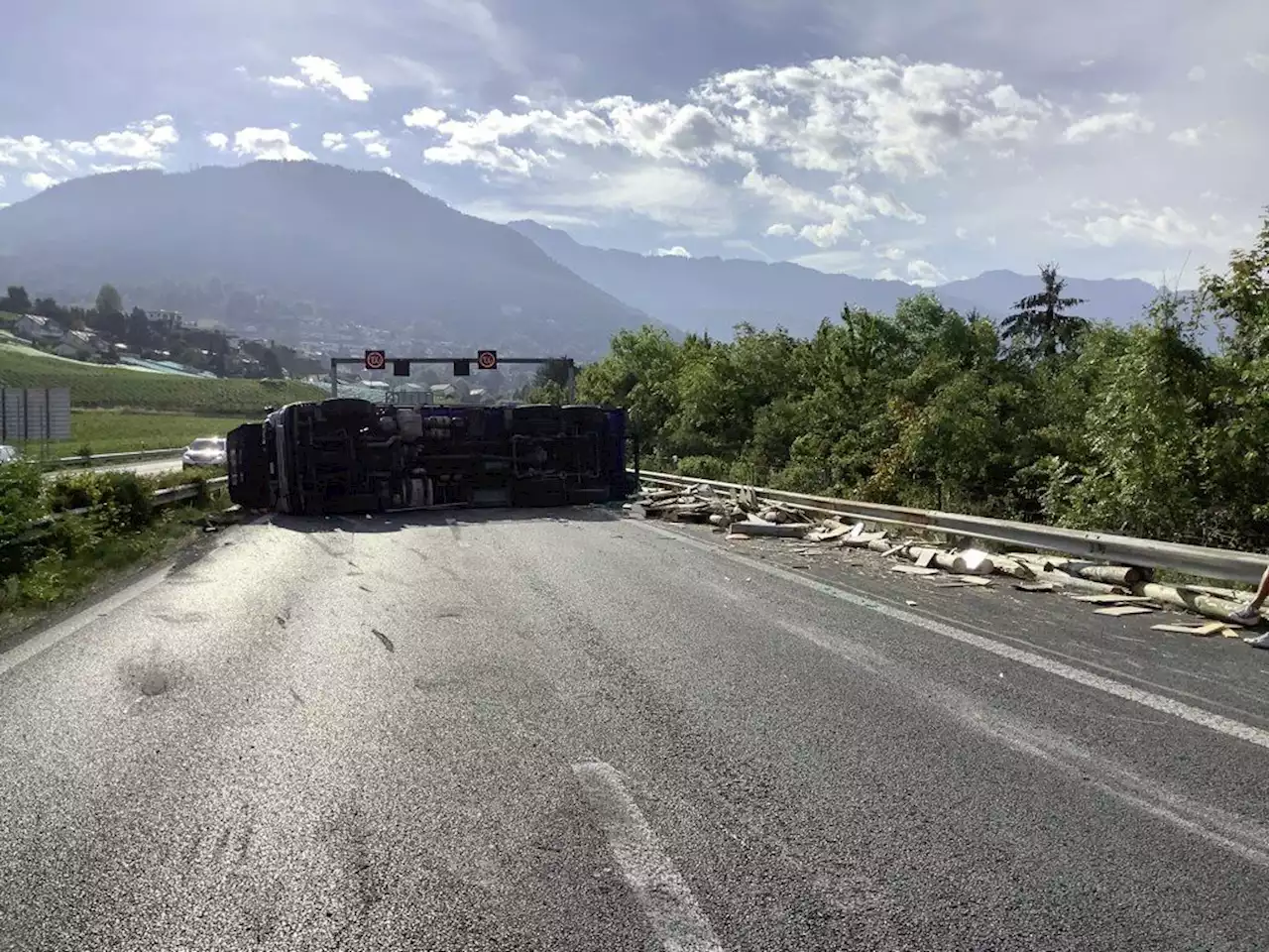 Lastwagen mit Holz blockiert A9 - Schweizer Bauer