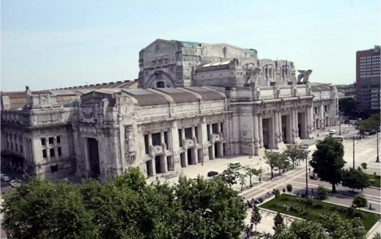 Con coltello in mano in stazione Centrale a Milano, arrestato