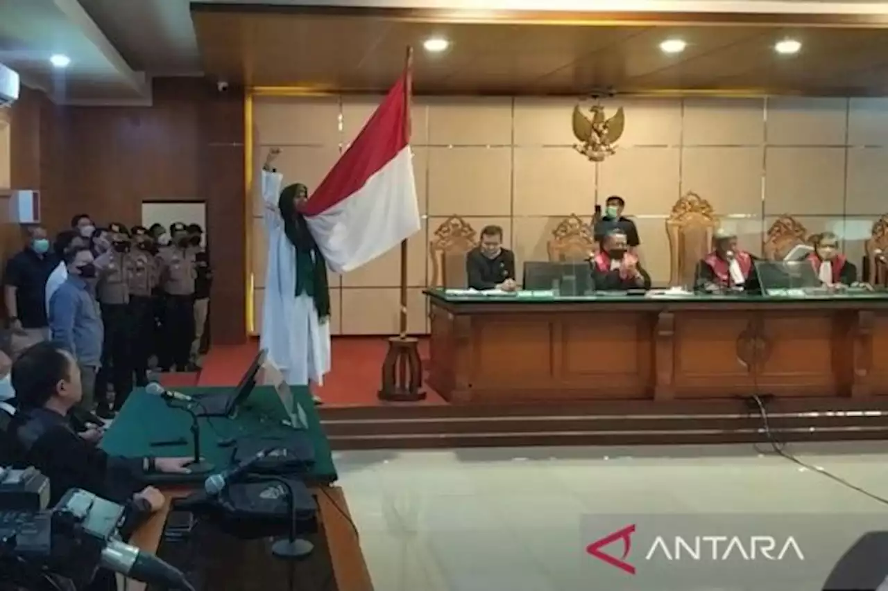 Cium Bendera Merah Putih, Habib Bahar: NKRI Harga Mati!