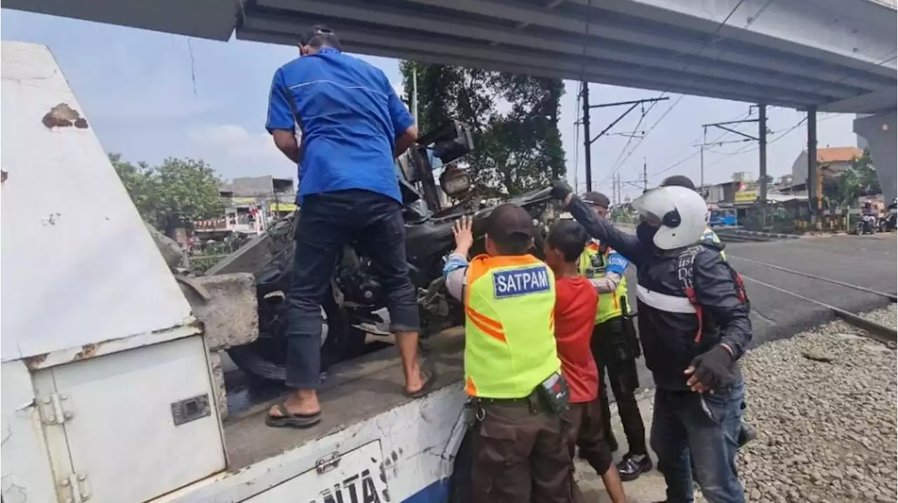 Tertabrak Kereta Bandara, Pemotor yang Tewas Akibat Terobos Perlintasan KA di Daan Mogot Berinisial IBM