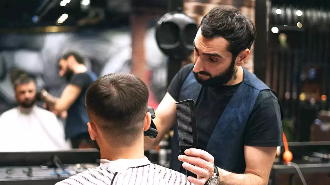 Customer Listens Silently As Barber Describes All Of The Actresses He’d Have Sex With