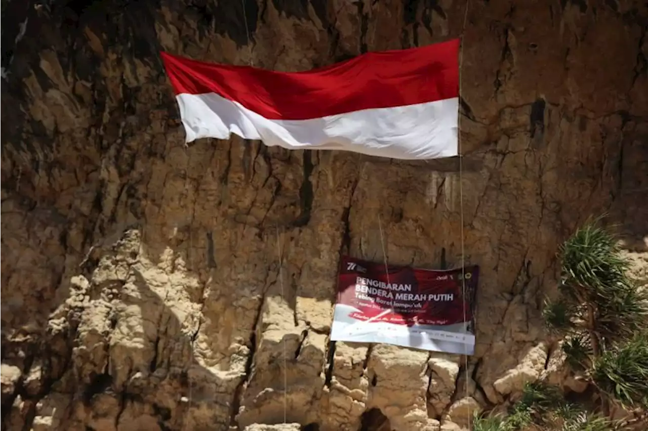 Bendera merah putih berkibar di tebing Lampuuk peringati HUT RI