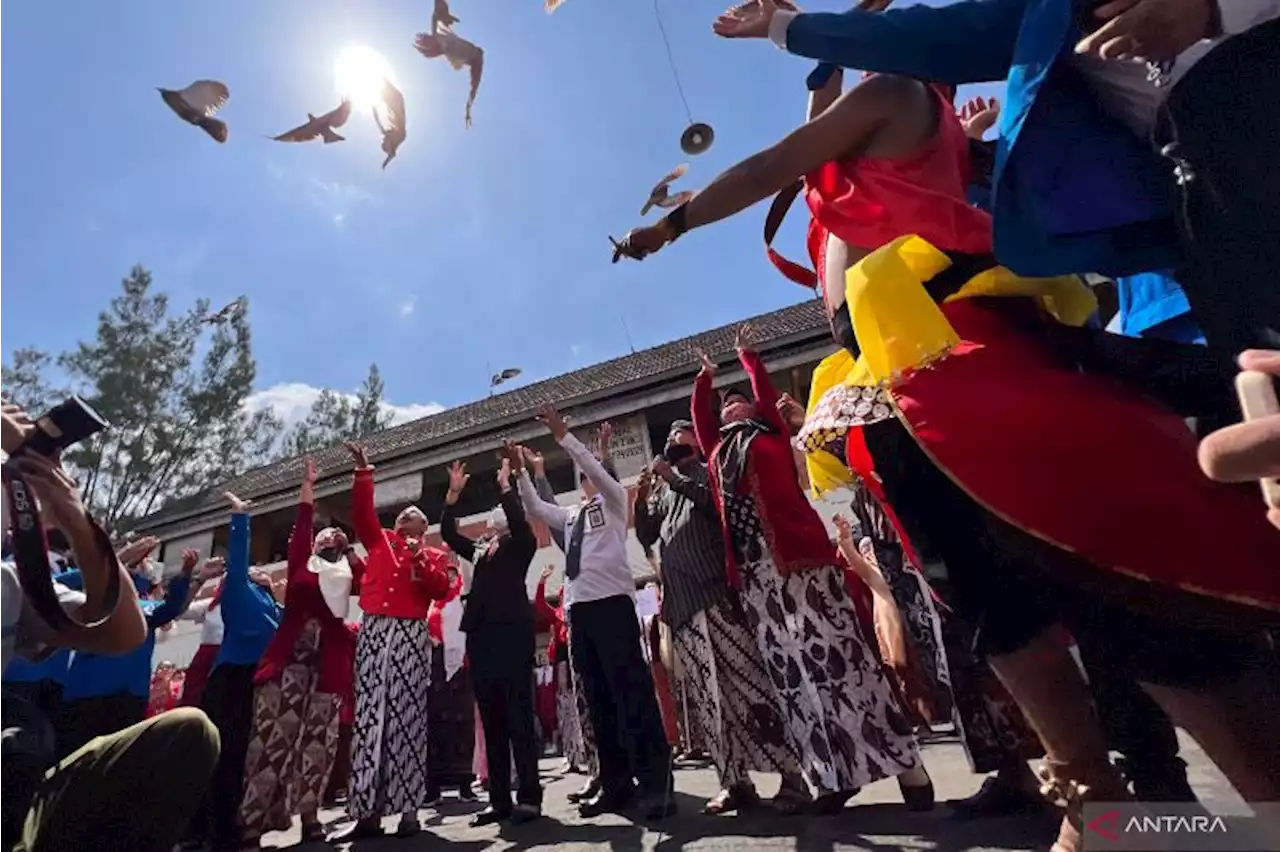 Ratusan pedagang Pasar Beringharjo Yogyakarta gelar Upacara HUT RI