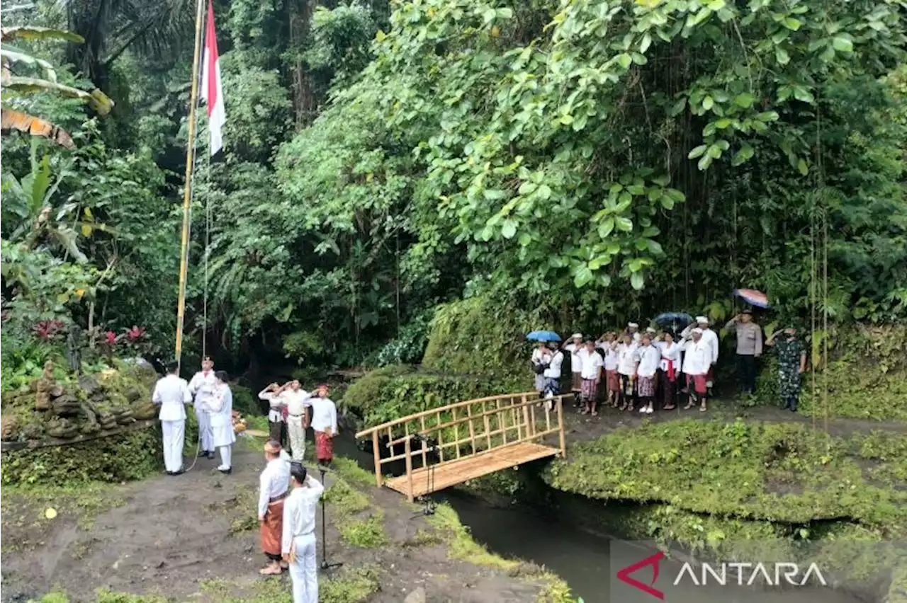 Upacara Kemerdekaan diadakan di titik temu dua Sungai Oss Ubud