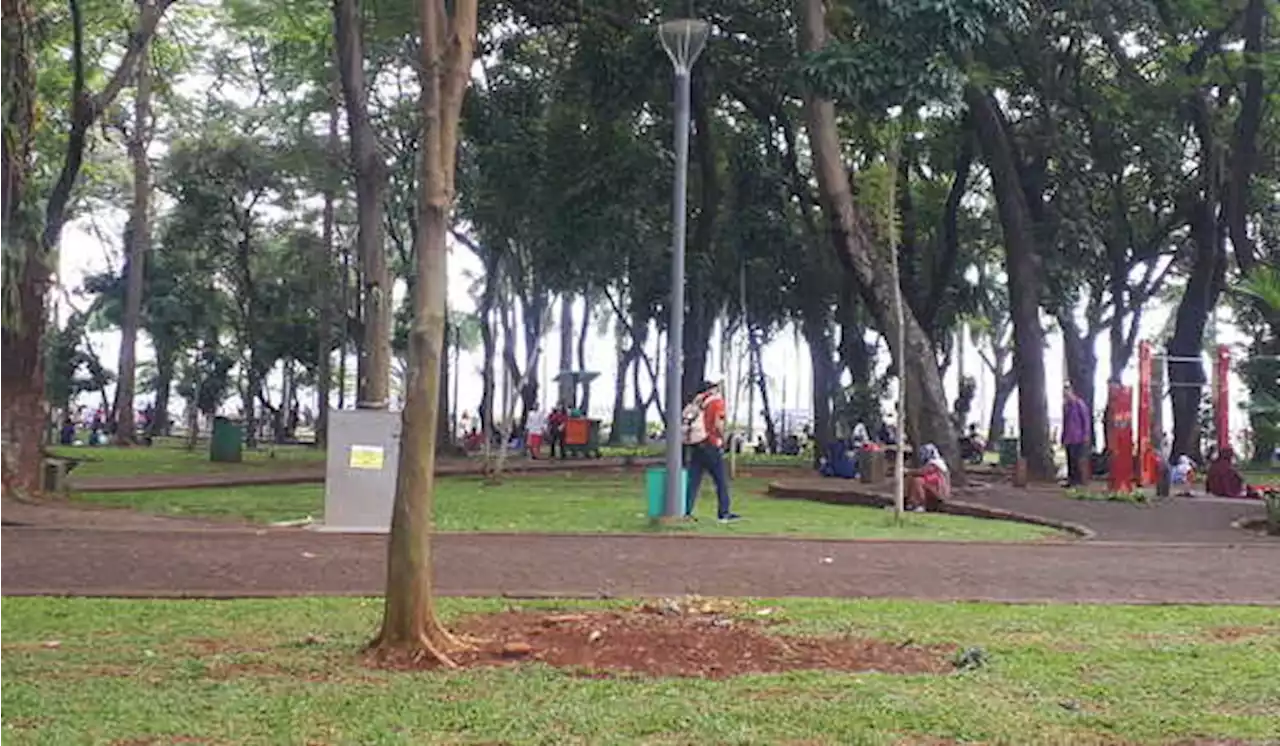 HUT Ke-77 RI, Warga Nikmati Libur di Taman Monas