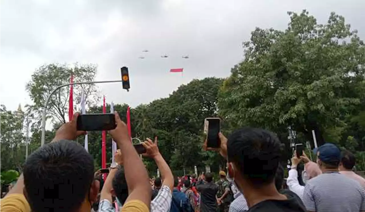 Warga Abadikan Momen Helikopter Bawa Bendera Merah Putih