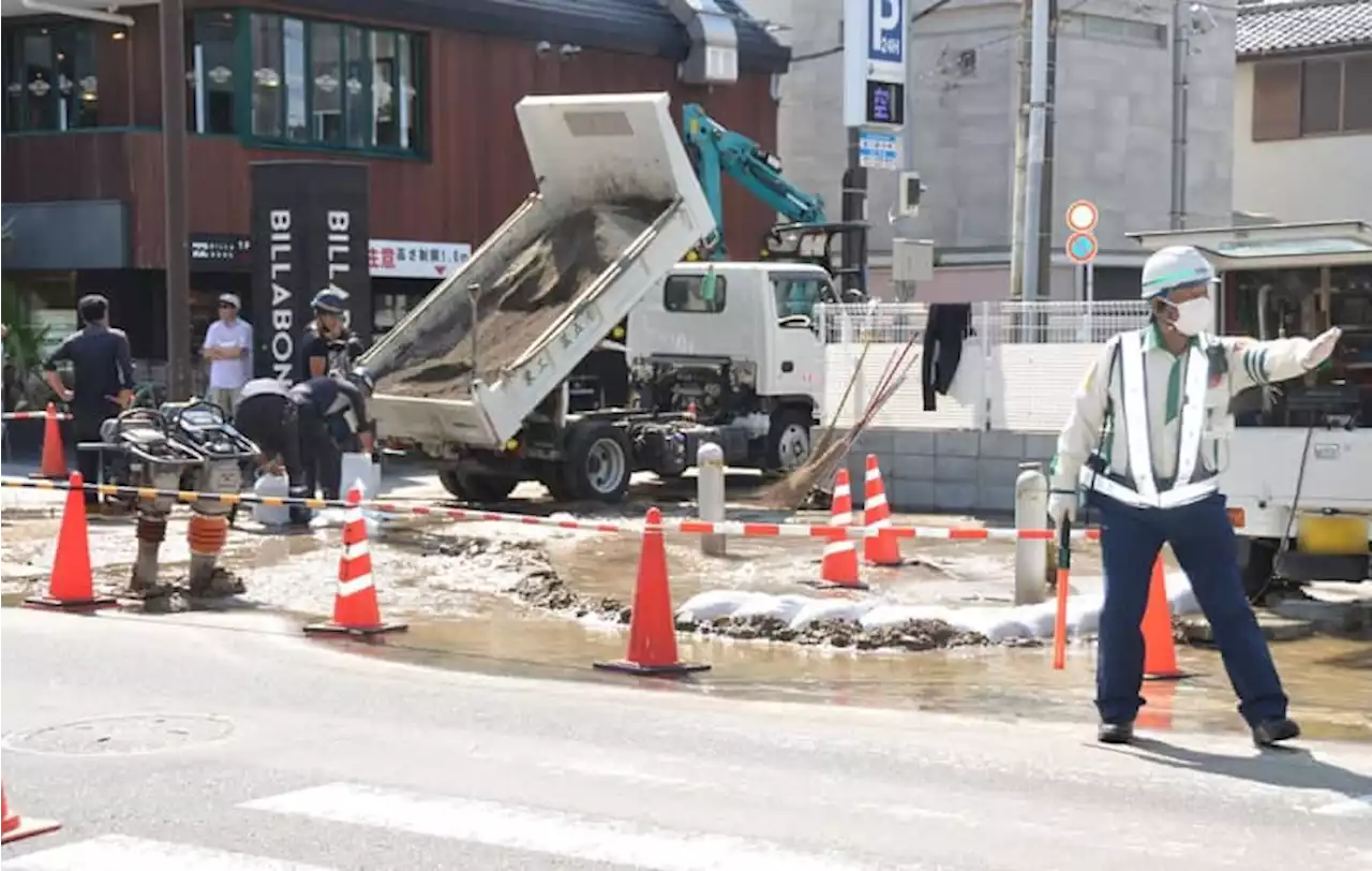 鎌倉・若宮大路で道路冠水 水道管破損か、一部で交通規制も 復旧のめど立たず - トピックス｜Infoseekニュース