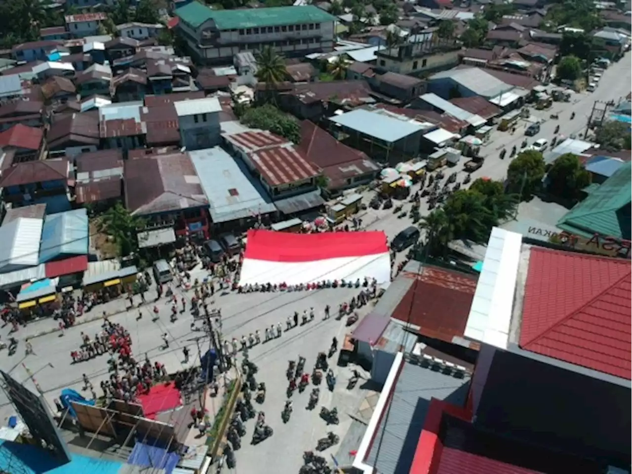 Detik-Detik Proklamasi, Warga di Daerah Ini Bentangkan Bendera Raksasa