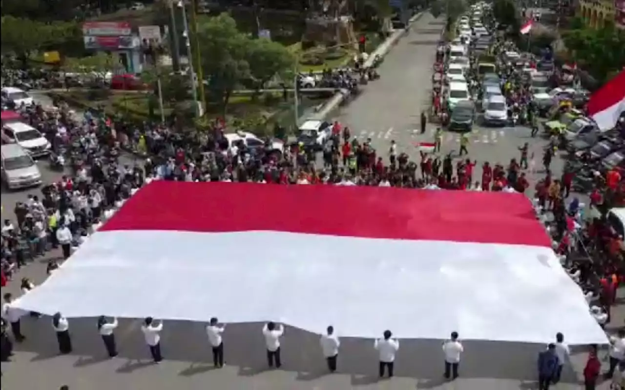 Lihat, Ribuan Masyarakat Samarinda Bentangkan Bendera Merah Putih Raksasa