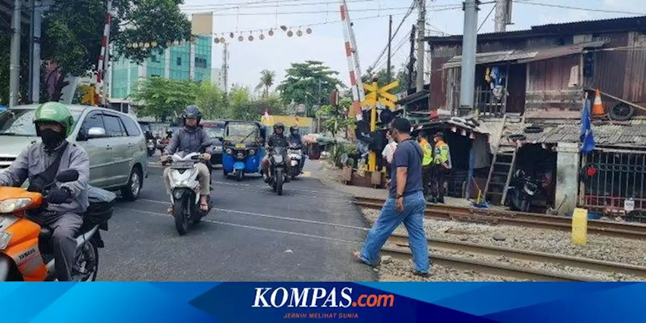 Pengendara Motor Terobos Palang Pintu dan Tertabrak KA Bandara, Warga: Pas Dia Jalan, Kereta Lewat