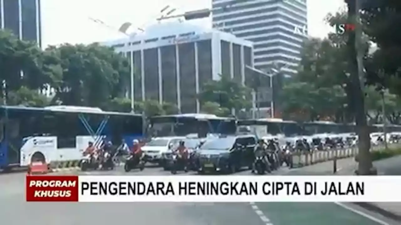 Momen Para Pengendara di Sejumlah Wilayah Berhenti Selama 3 Menit untuk Mengheningkan Cipta!