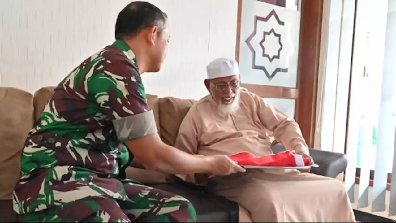 Ustaz Abu Bakar Ba'asyir Terima Bendera Merah Putih untuk Upacara HUT RI ke-77 di Ponpes Ngruki