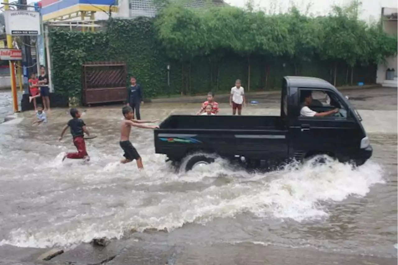 Tanggul Kali Gorogol Jebol, Belasan Rumah di Limo Depok Terendam Banjir