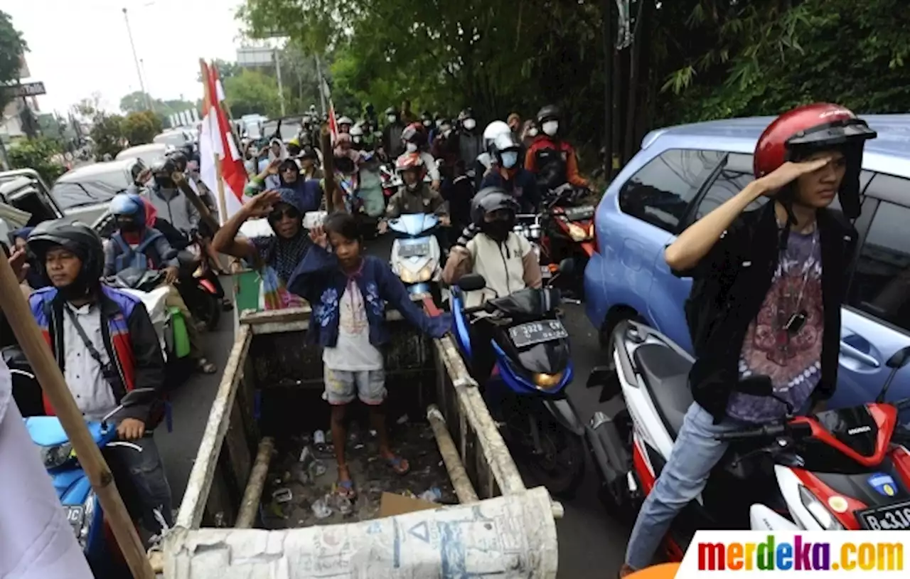 Foto : Momen Pengendara Hormat untuk Peringati Detik-Detik Proklamasi | merdeka.com