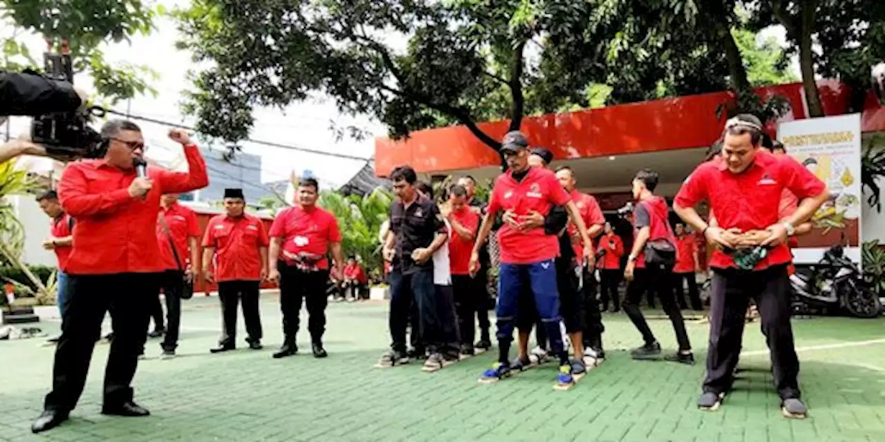 Meriahnya Lomba 17-an di Markas PDIP, Sekjen Hasto jadi Wasit Lomba Bakiak | merdeka.com