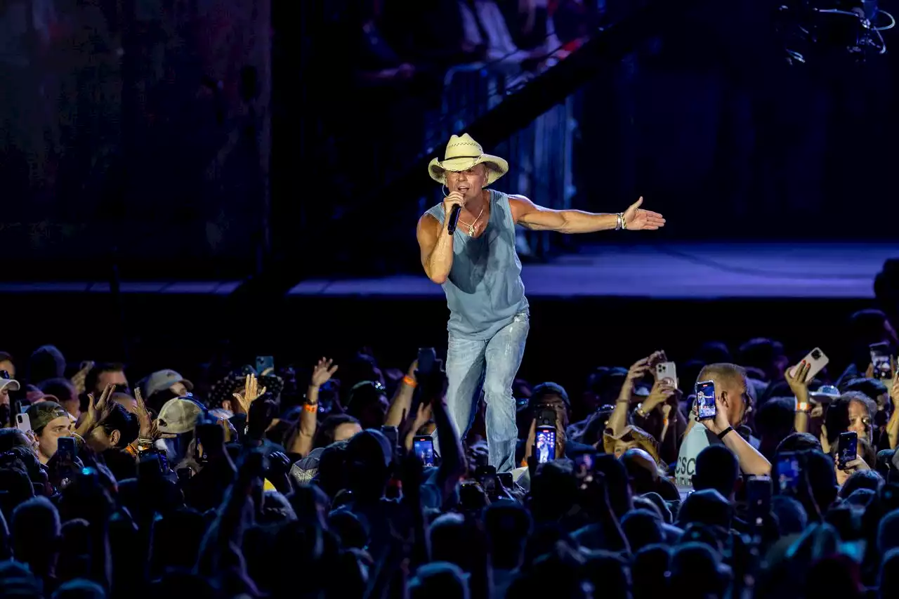 Kenny Chesney hawks rum, shoes and boat wash at soulless N.J. concert: review