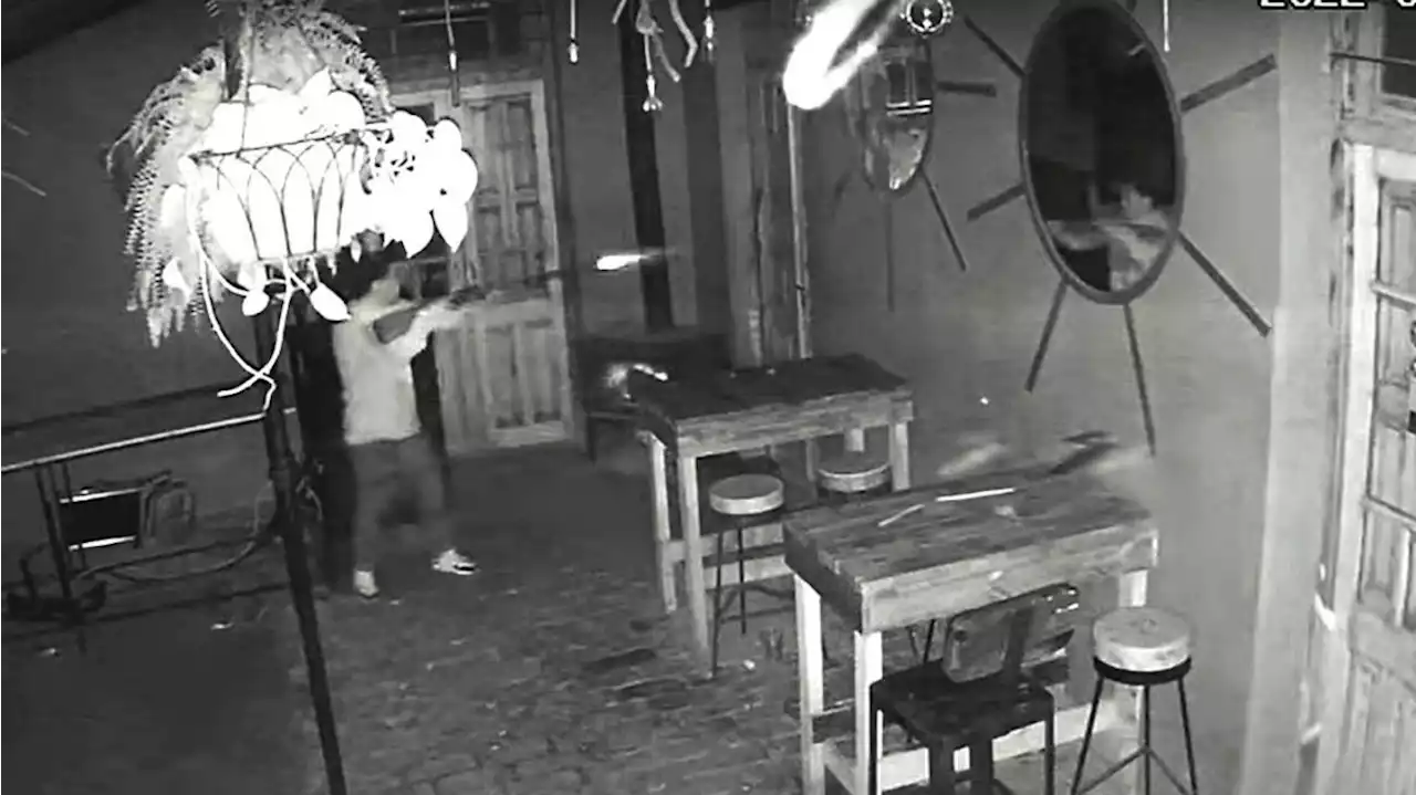 Locura en un bar: “Demonio” entró a los tiros con una escopeta porque lo habían echado