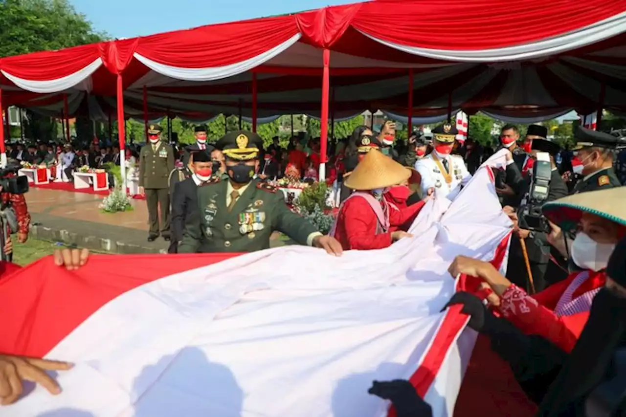 Bendera Merah Putih Raksasa dari Buruh Migran untuk Ganjar Pranowo - Pikiran-Rakyat.com