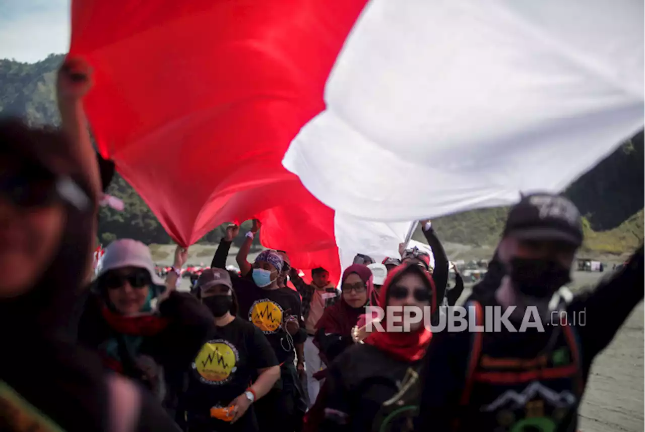 Bendera Merah Putih Raksasa Sepanjang 770 Meter Dikibarkan di Jembatan Teluk Kendari |Republika Online