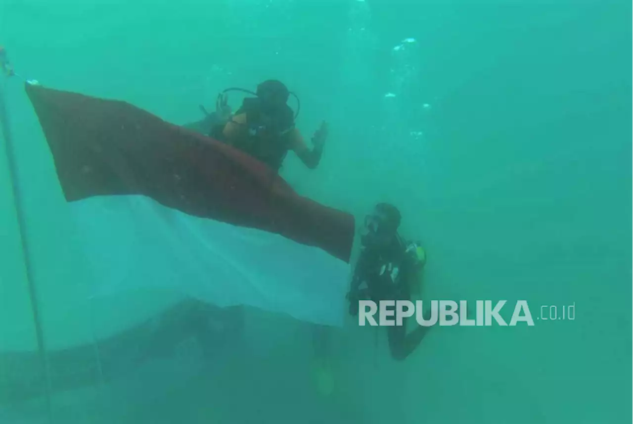 Puluhan Penyelam Kibarkan Merah Putih di Pulau Gili Labak Sumenep |Republika Online