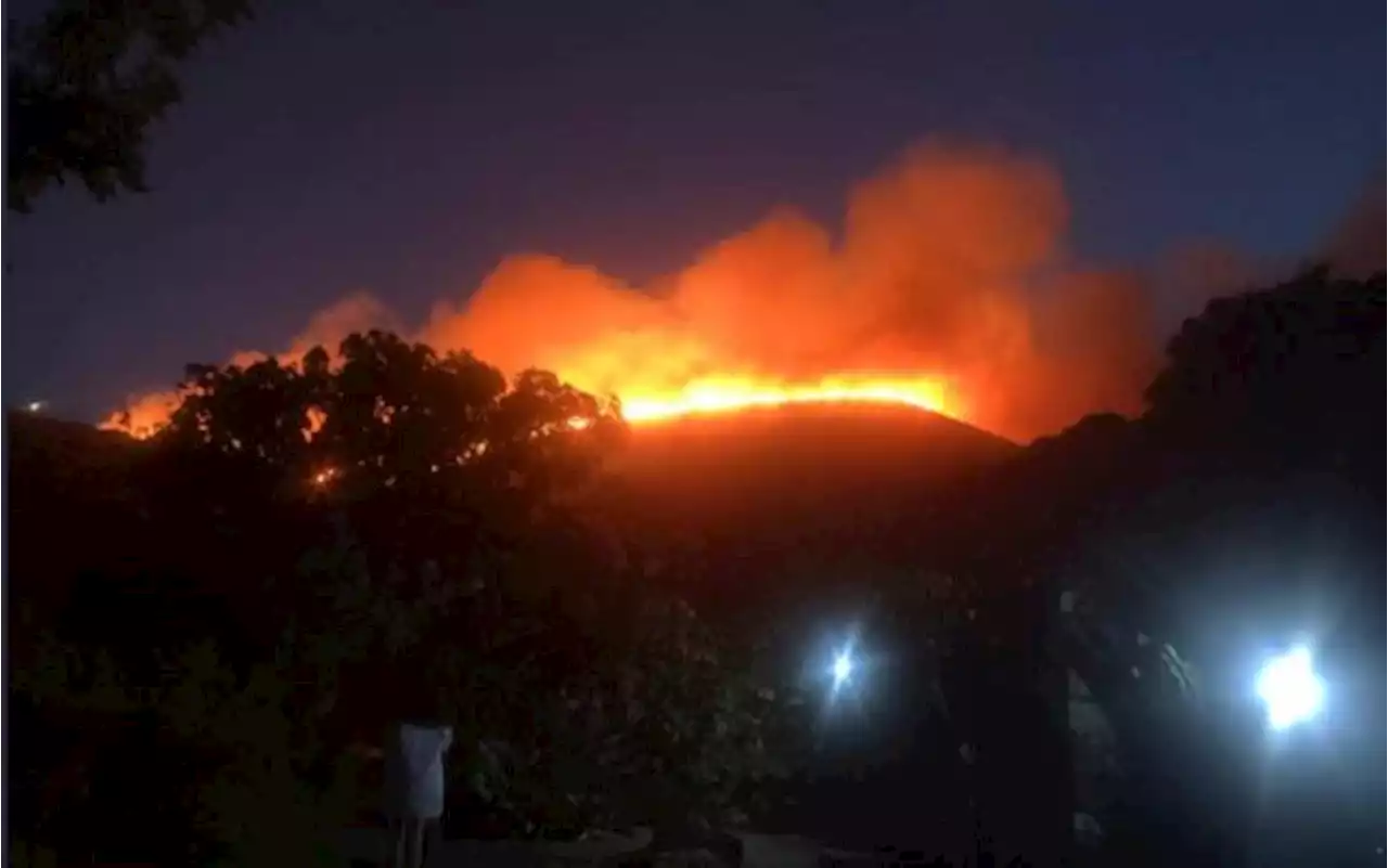 Vasto incendio a Pantelleria: evacuate diverse abitazioni