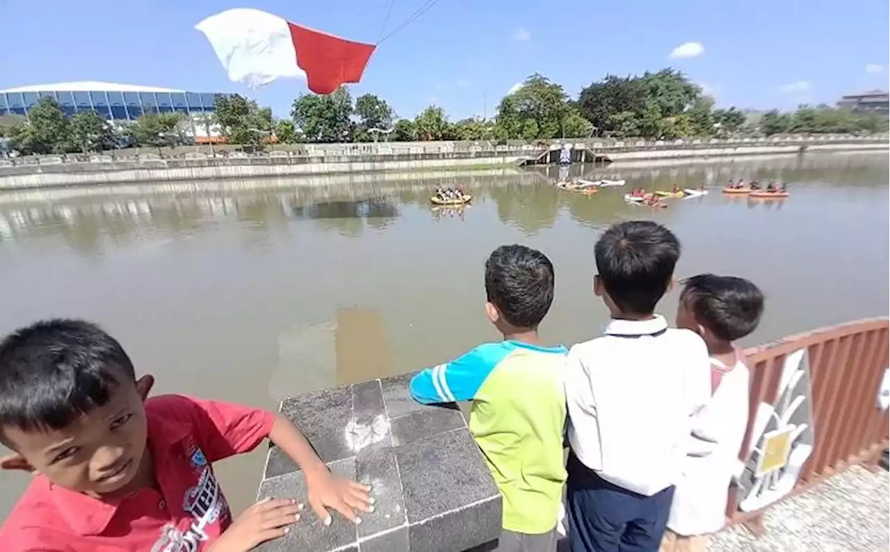 Bendera Raksasa Berkibar di Bendung Tirtonadi Solo