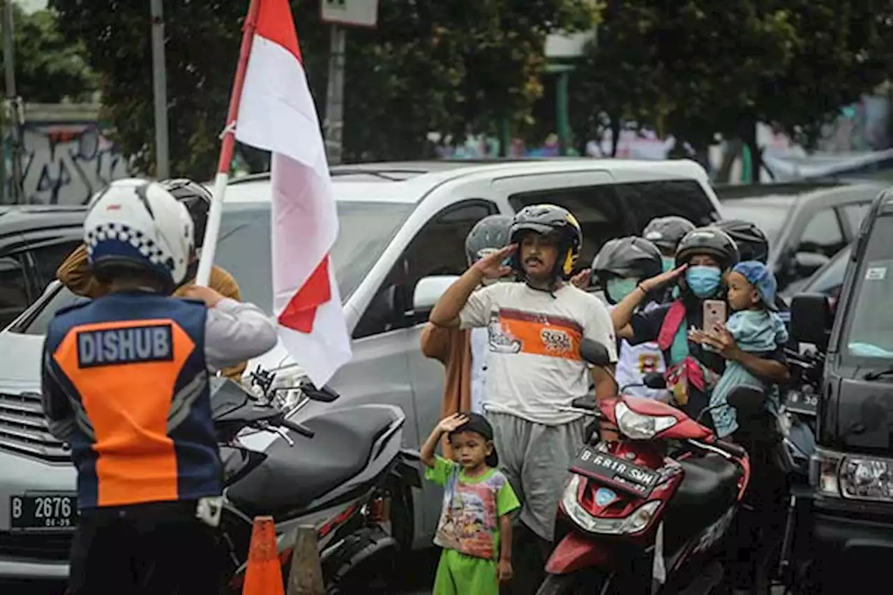 Detik-Detik Proklamasi, Ini Momen Warga Depok Hormat Bendera di Jalan