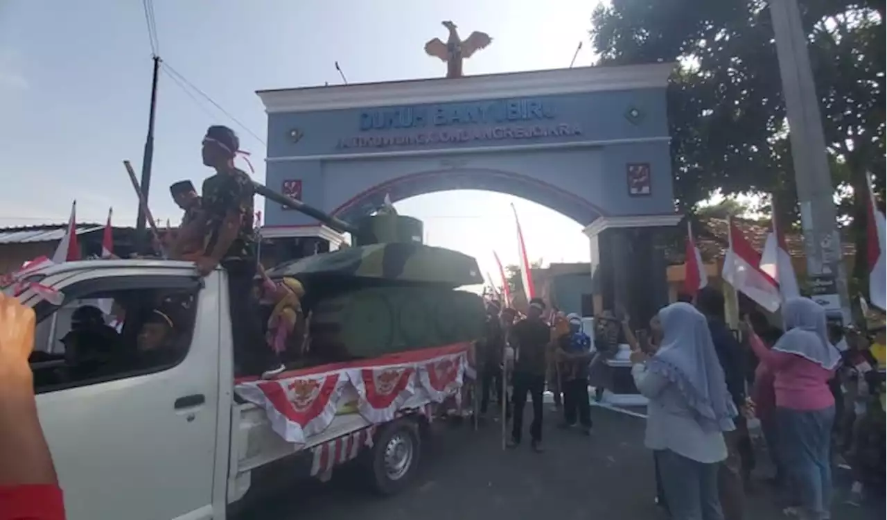 Tumpeng hingga Miniatur Pesawat Diarak Warga Jatikuwung Karanganyar