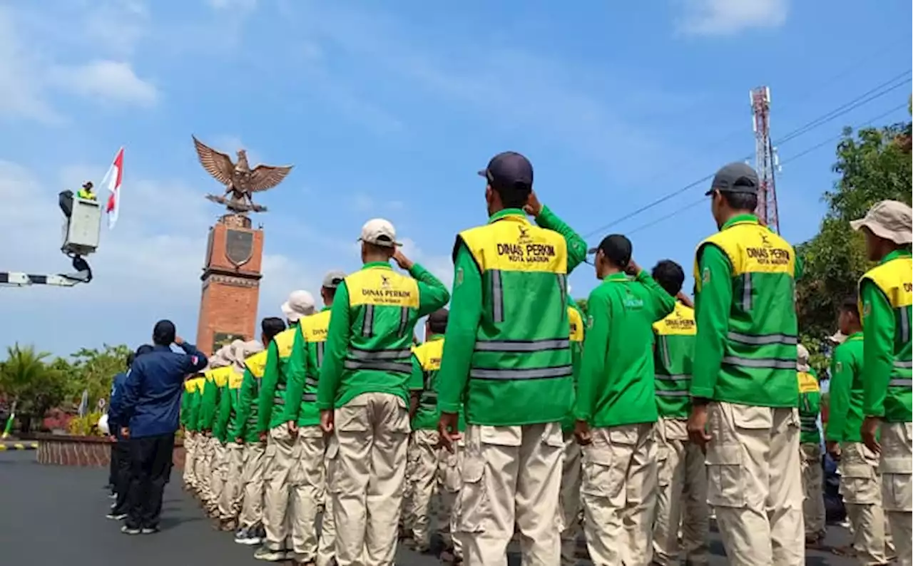 Unik! 77 Petugas Kebersihan di Madiun Upacara Gunakan Crane