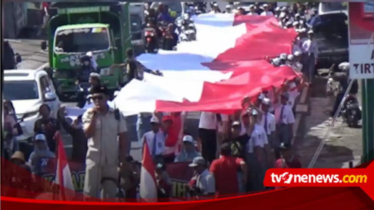 Peringati HUT RI Ke-77, Pelajar dan Warga Arak Bendera Sepanjang 77 Meter