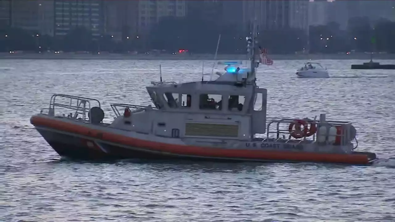 1 missing in Lake Michigan 'Playpen' in Chicago; another hospitalized in critical condition: CPD