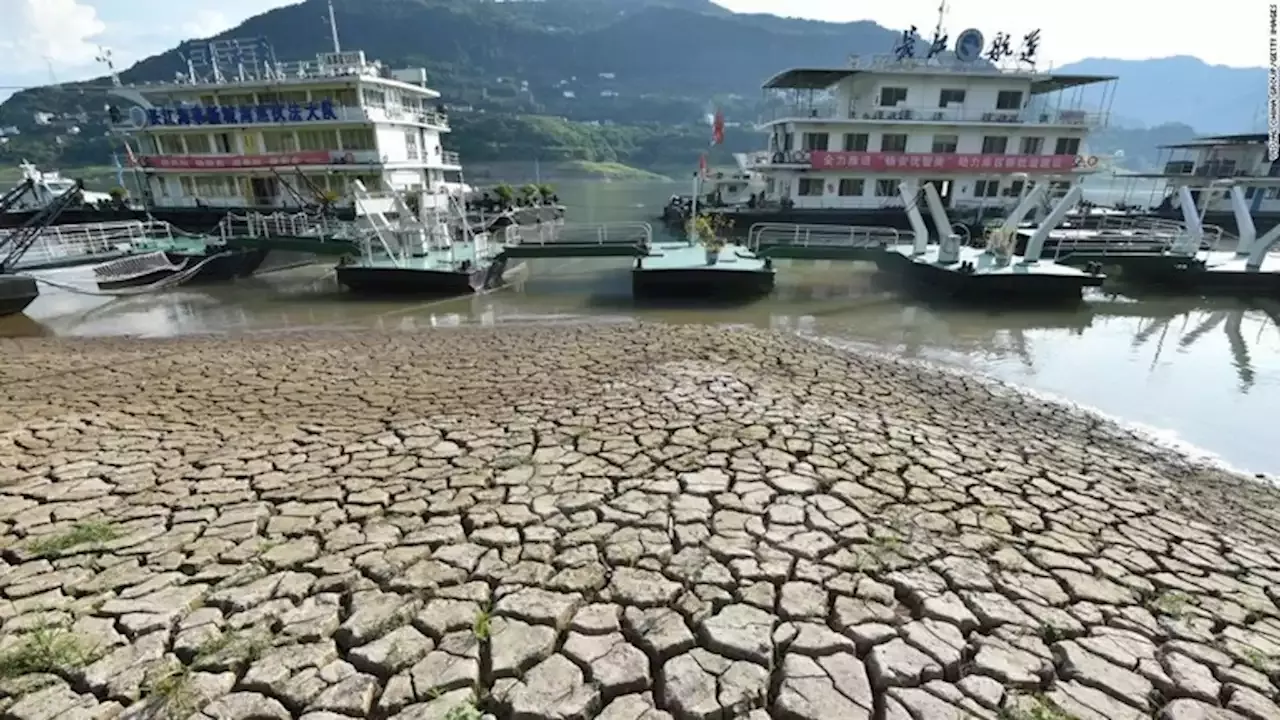 中国で干ばつ対策の人工降雨 記録的猛暑で長江干上がる