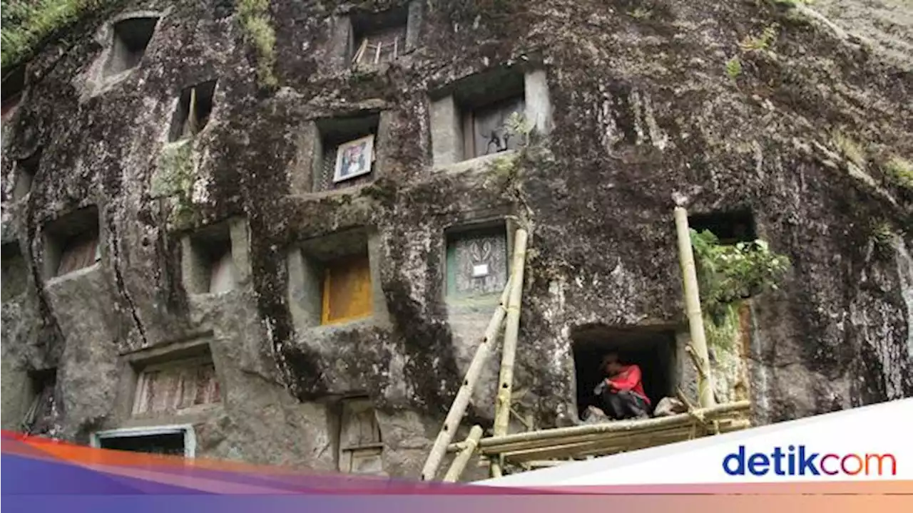 Begini Pembuatan Liang Kuburan Batu di Toraja