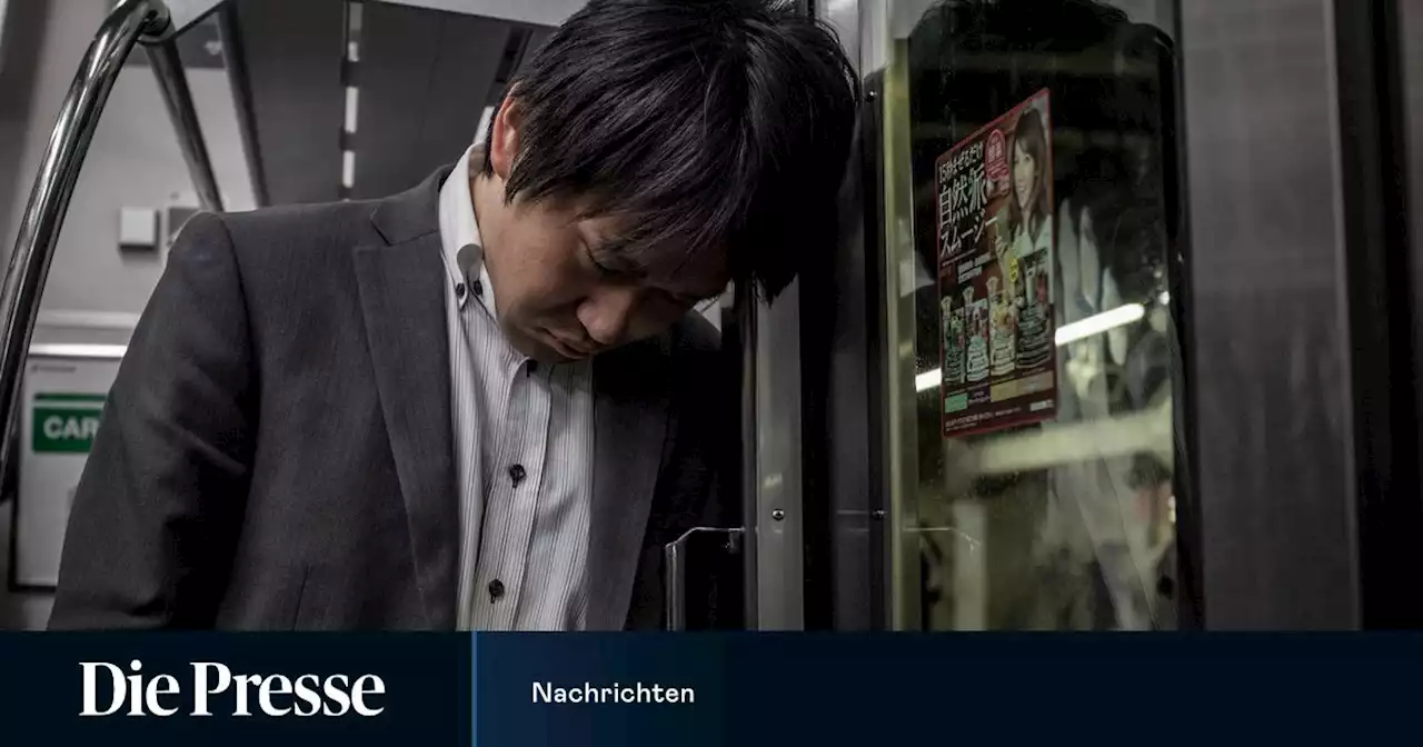 Aufrechte Nickerchen in Japans Büros