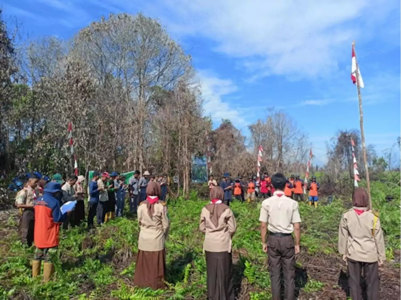 Inovasi Pemuda Desa Gagas Upacara Bendera di Lahan Gambut