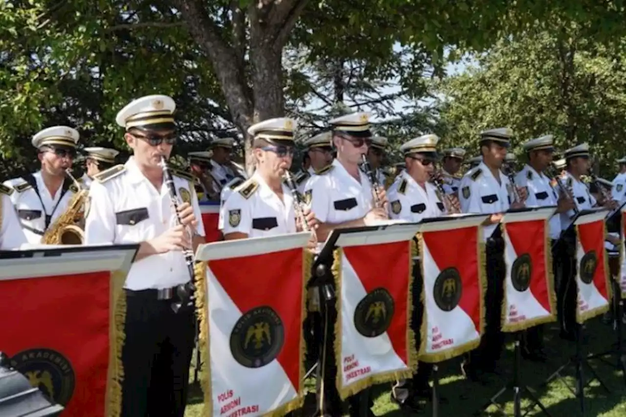 Korps Musik Kepolisian Turki Iringi Pengibaran Bendera Merah Putih