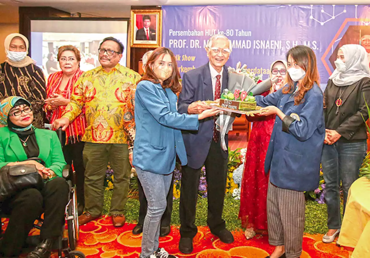 Prof Dr Mochammad Isnaeni Tetap Bugar di Usia 80 Tahun