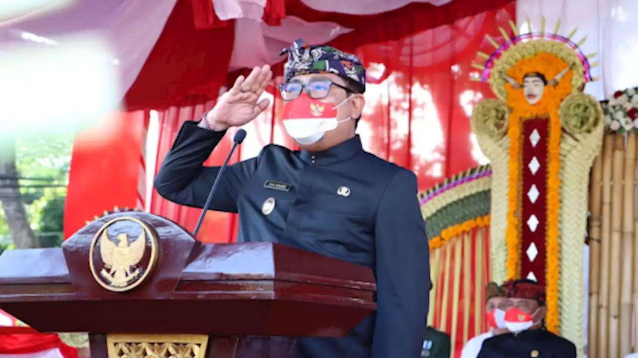 Wawali Arya Wibawa Pimpin Apel Penurunan Bendera HUT RI