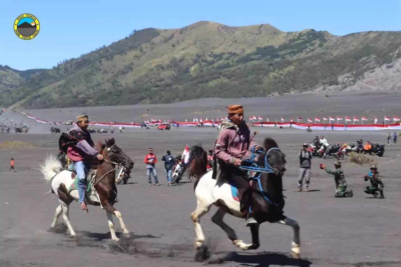 Bendera Merah Putih Sepanjang 2022 Meter Membentang di Lautan Pasir Gunung Bromo