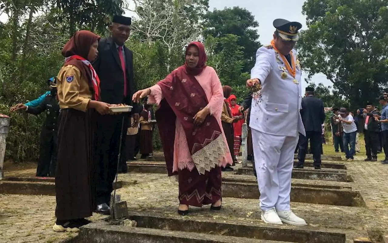 Bupati Muna Rusman Emba Tabur Bunga di Makam Pahlawan