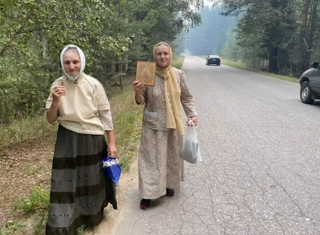 Все средства хороши: в Рязанскую область стянули элиту лесных пожарных, а верующие пытаются отвратить стихию иконами