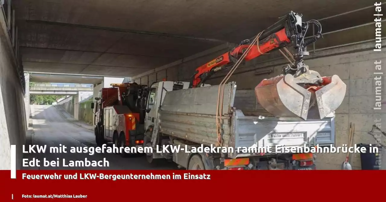 LKW mit ausgefahrenem LKW-Ladekran rammt Eisenbahnbrücke in Edt bei Lambach | laumat|at