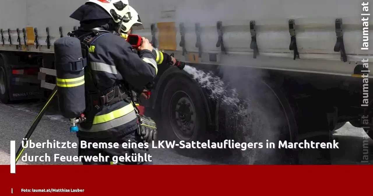 Überhitzte Bremse eines LKW-Sattelaufliegers in Marchtrenk durch Feuerwehr gekühlt | laumat|at