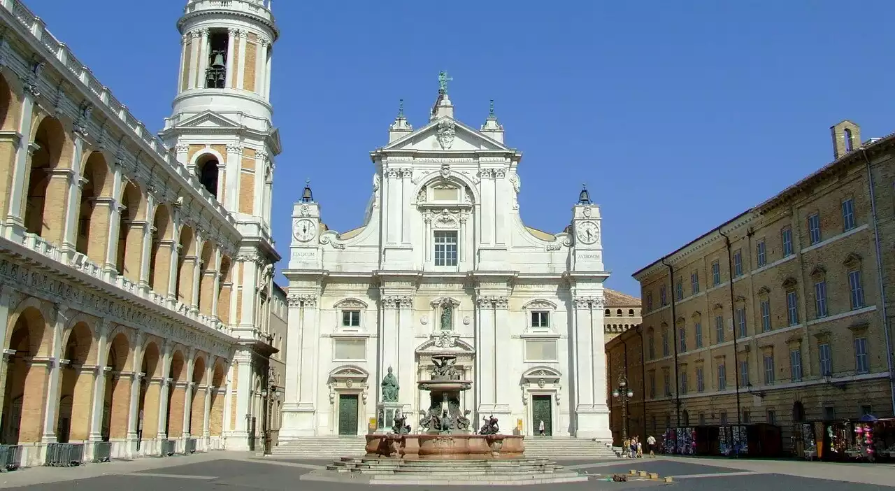 Lanciano una bottiglia dall'auto contro una ragazza: è caccia ai responsabili del folle gesto