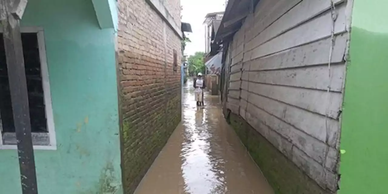 Hujan Deras Picu Banjir di Kota Medan, Ratusan Rumah Terendam | merdeka.com