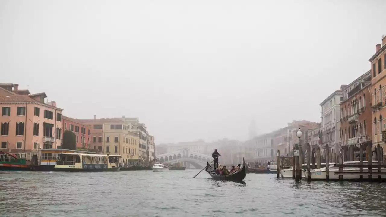 Dos turistas practicaron esquí acuático a toda velocidad en el Canal de Venecia: los multaron con 1.500 euros | El alcalde los llamó 'idiotas'