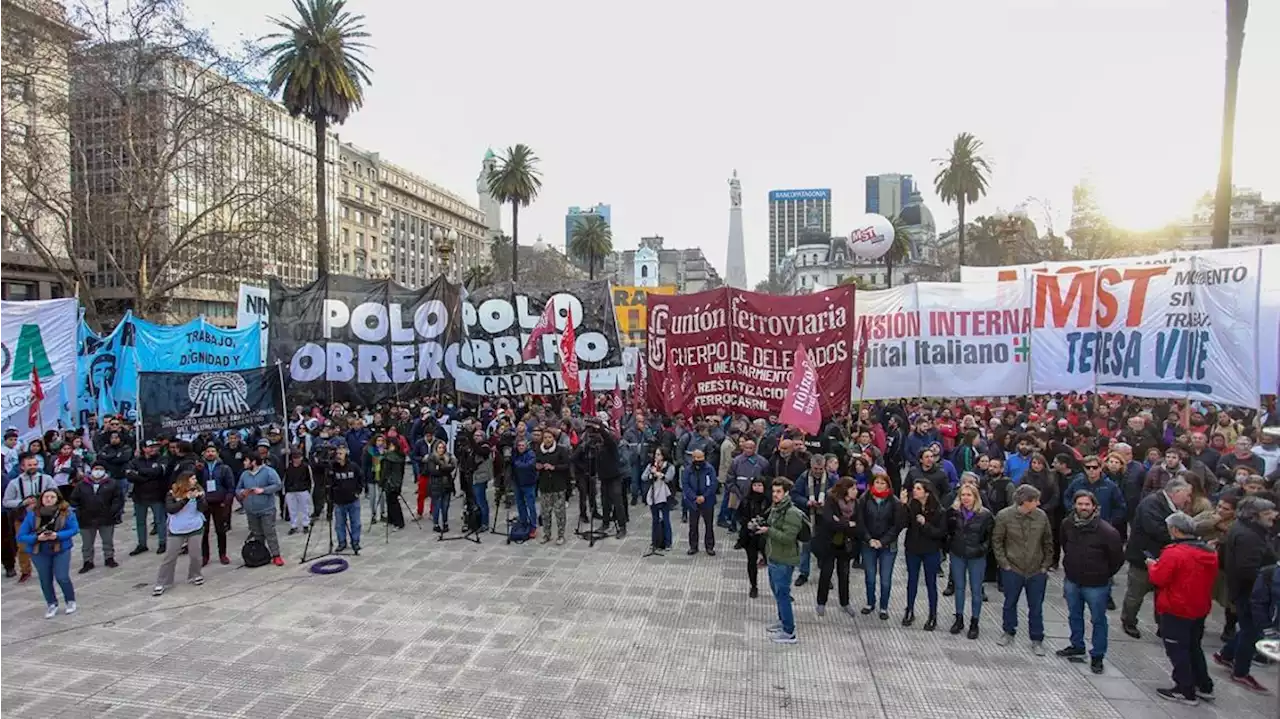 La izquierda marchó a Plaza de Mayo y se diferenció de la CGT: 'Con olor a naftalina, todos multimillonarios'