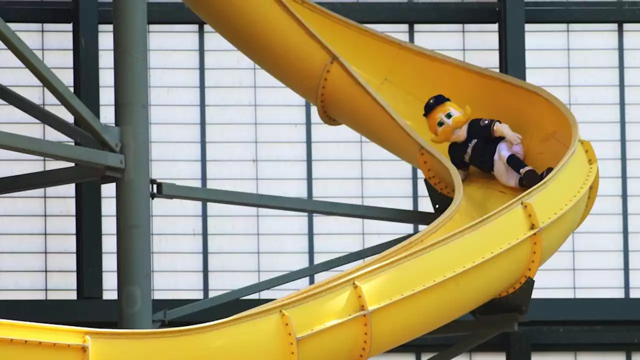 Dodgers reporter wrecks self on slide, announcers crack up